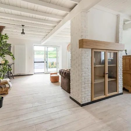 בית נופש Spacious Family Mont-de-l'Enclus